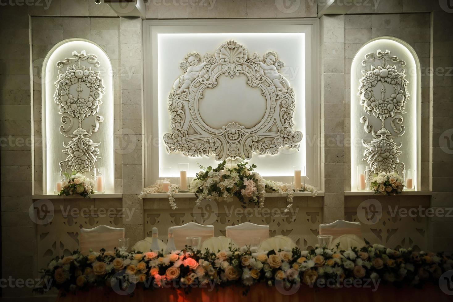 plato decorado con tenedor y cuchara. restaurante de mesa de boda foto