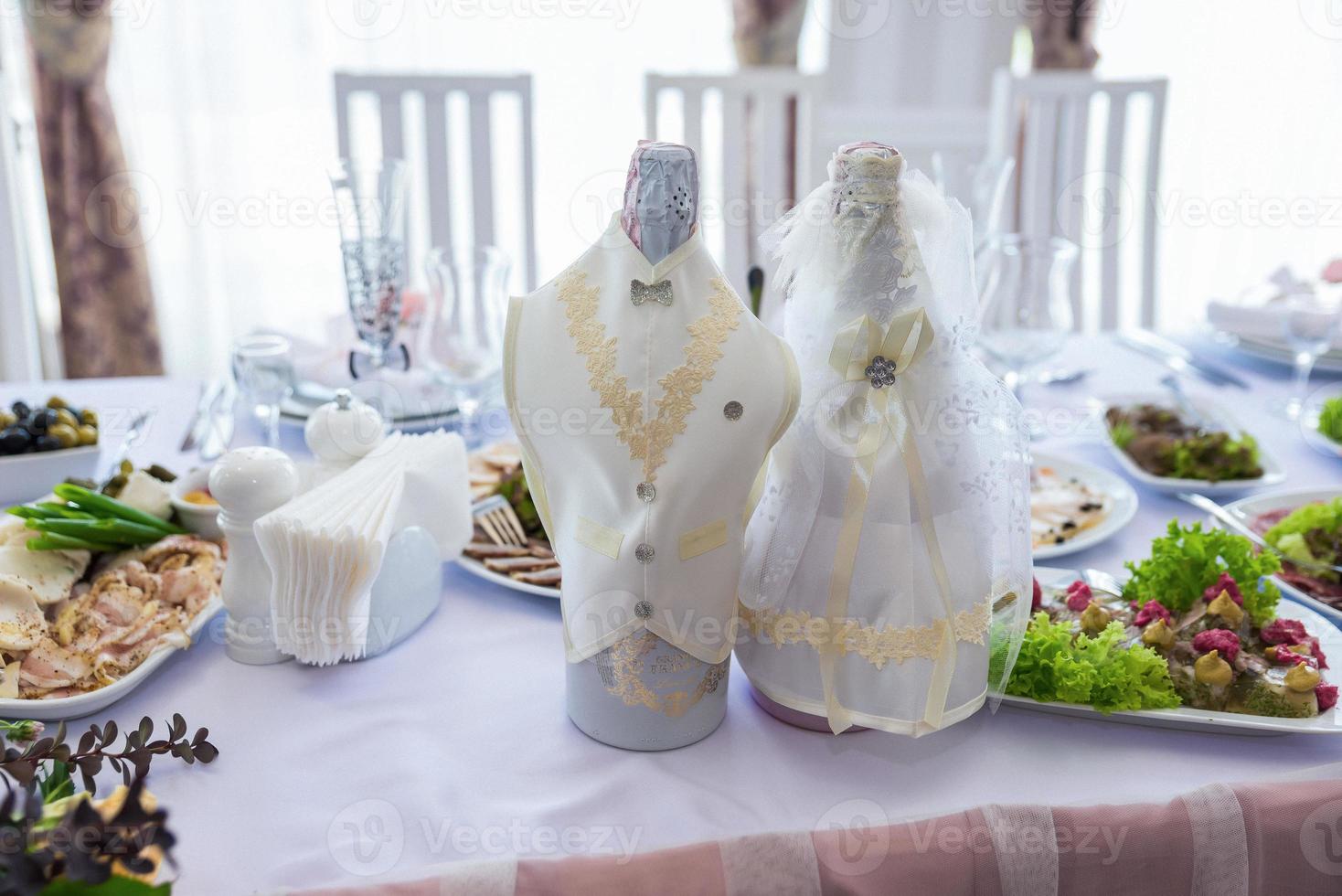 botellas de champán en la boda en la mesa foto