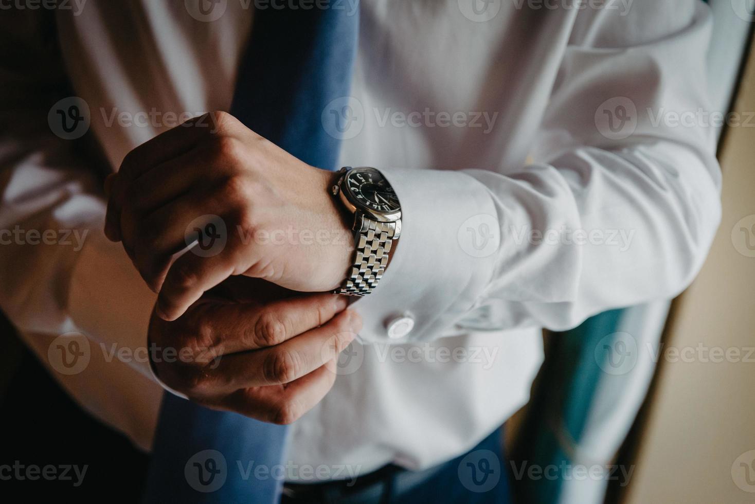 hombre poniendo reloj a mano, novio preparándose por la mañana foto