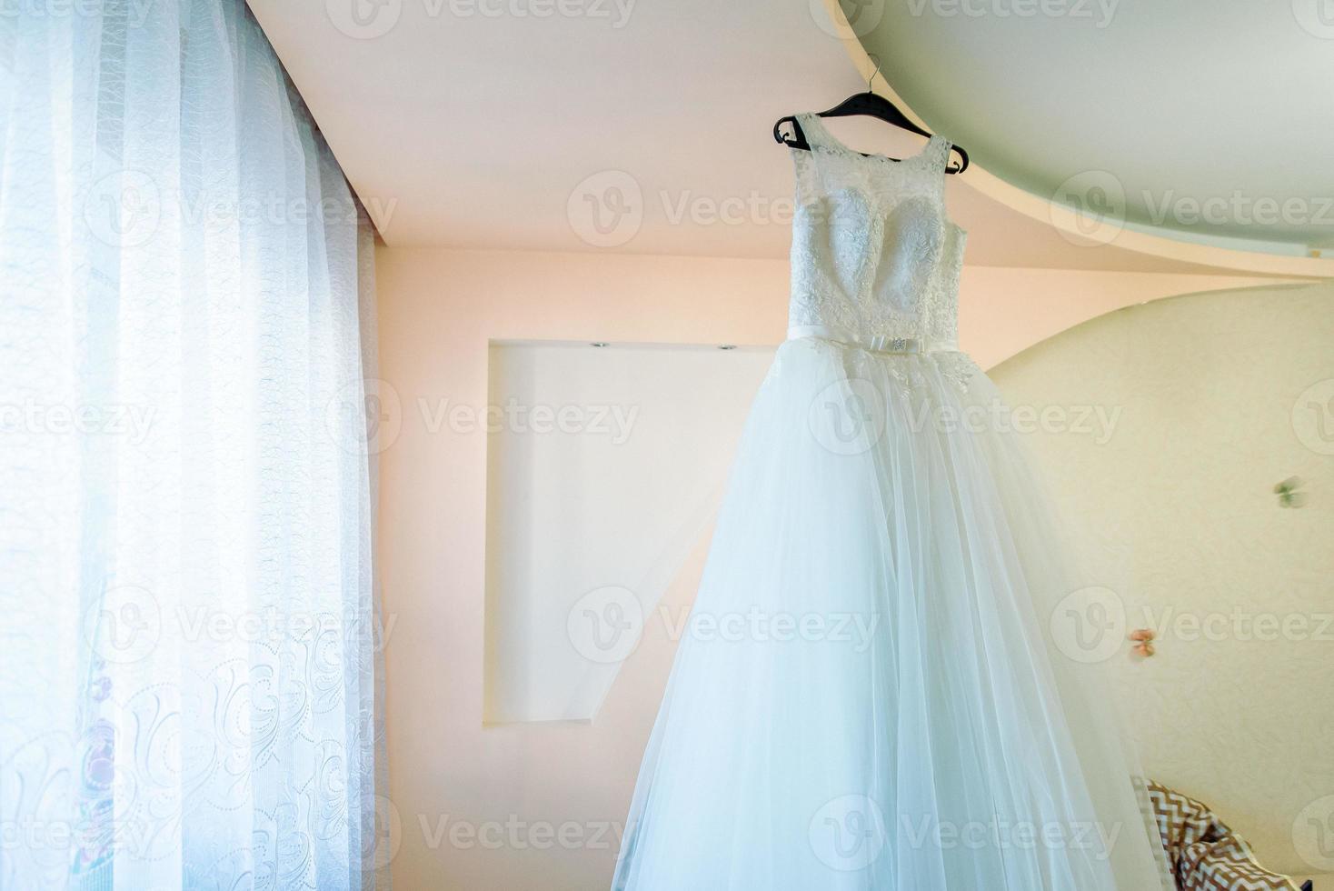 vestido de novia en la habitación de la novia foto