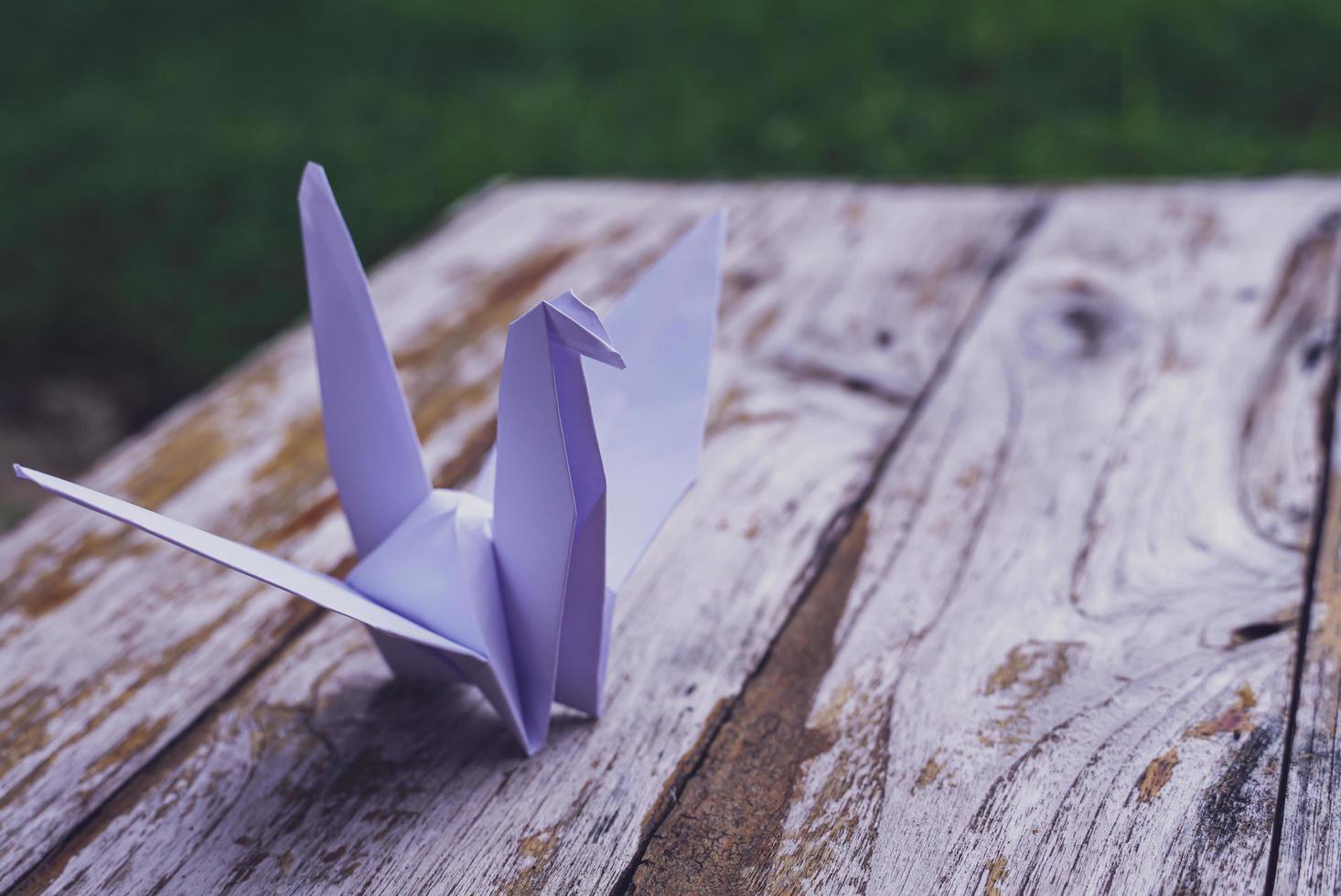 se cree que el pájaro de origami es un pájaro sagrado y un símbolo de longevidad, esperanza, buena suerte y paz foto