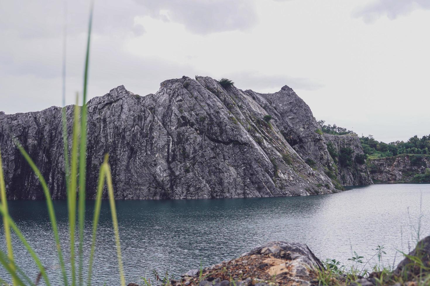 las montañas de piedra caliza después de la explosión de la concesión durante la temporada de lluvias forman un estanque grande y hermoso. foto