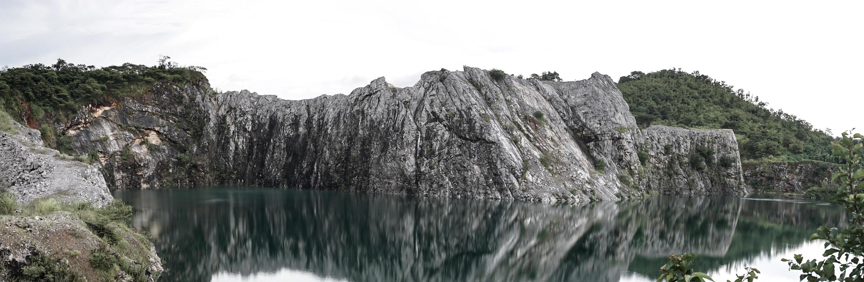 las montañas de piedra caliza después de la explosión de la concesión durante la temporada de lluvias forman un estanque grande y hermoso. foto