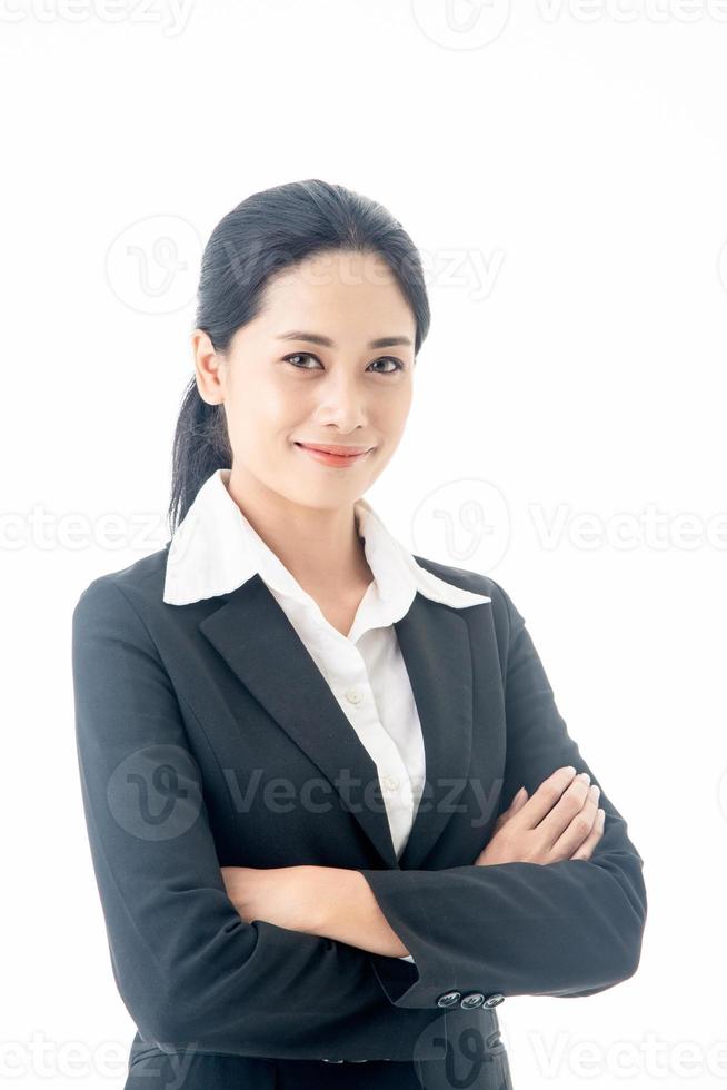 una mujer de negocios asiática hermosa, inteligente y joven con cabello largo negro y traje es la ejecutiva o gerente sonriendo con confianza en el éxito en un fondo blanco aislado foto