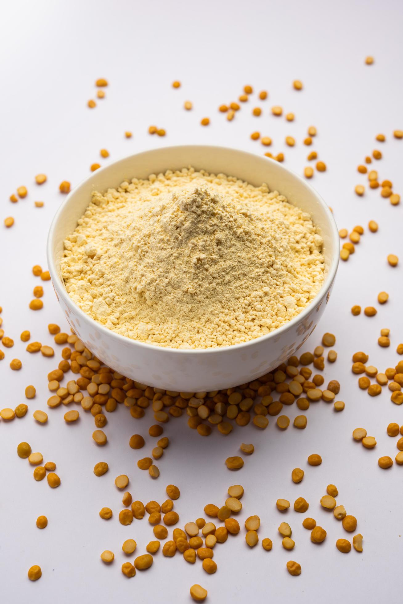 besan, harina de gramo o harina de garbanzo es un polvo hecho de