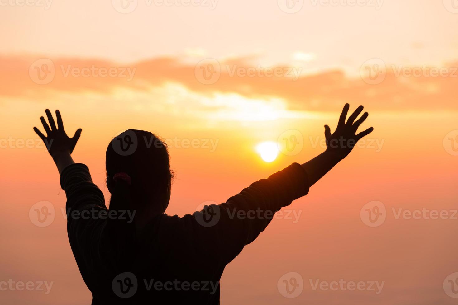 silueta de mujer mano rezando espiritualidad y religión, adoración femenina a dios. concepto de religión cristiana. las personas religiosas son humildes ante dios. los cristianos tienen esperanza fe y fe en dios. foto