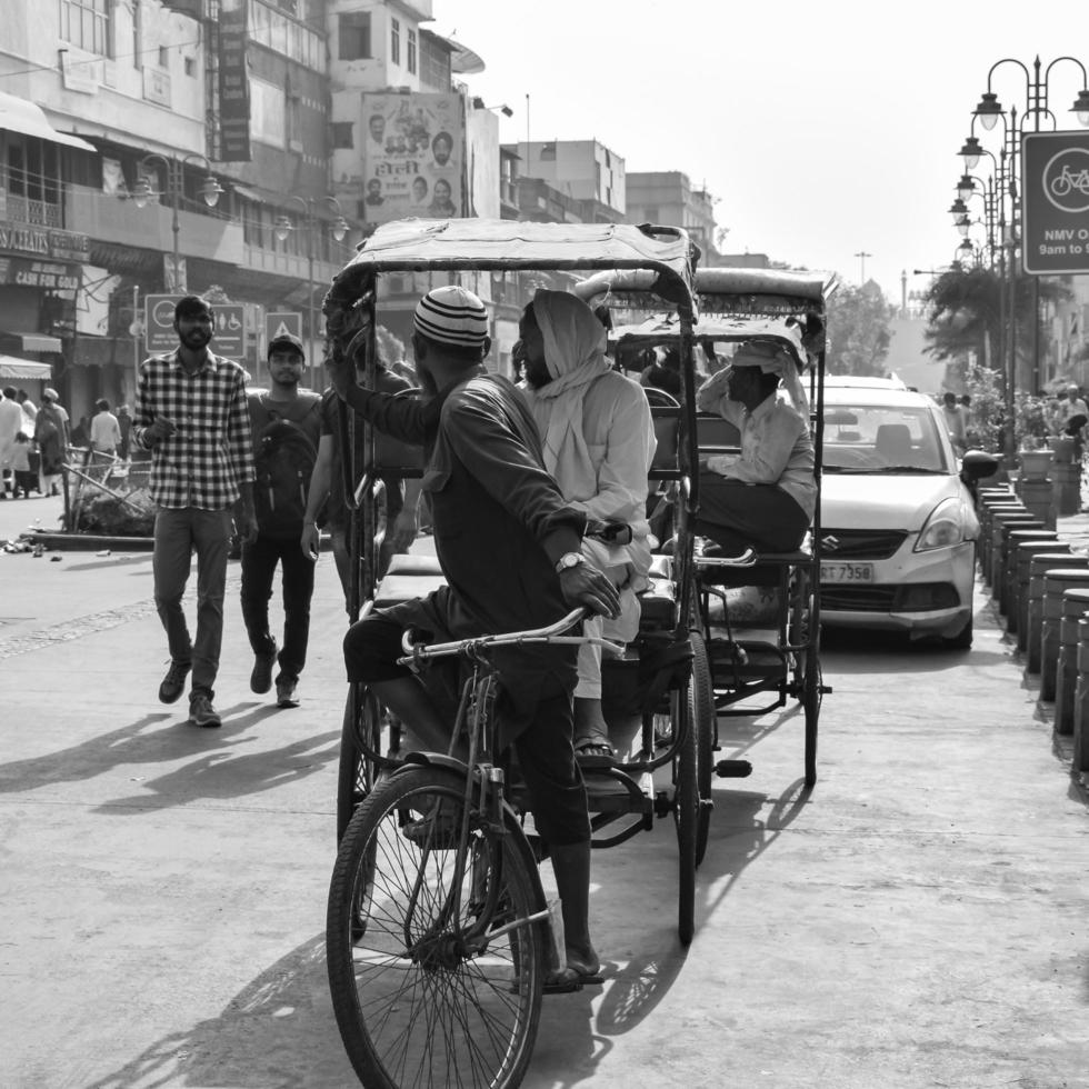 vieja delhi, india, 15 de abril de 2022 - grupo no identificado de hombres caminando por las calles de la vieja delhi, fotografía callejera del mercado de chandni chowk de la vieja delhi durante la mañana, fotografía de la calle vieja delhi foto