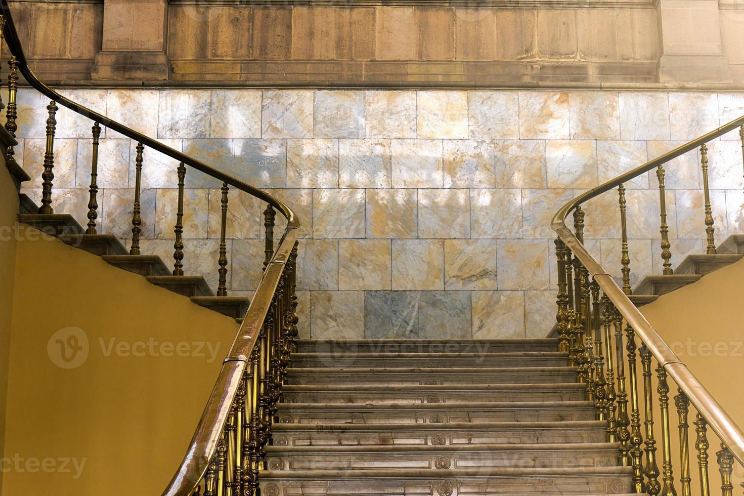 elegantes escaleras del castillo de chapultepec en méxico foto