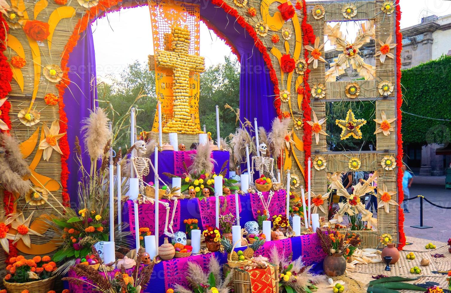 colorido altar de muertos en dia de muertos en mexico foto