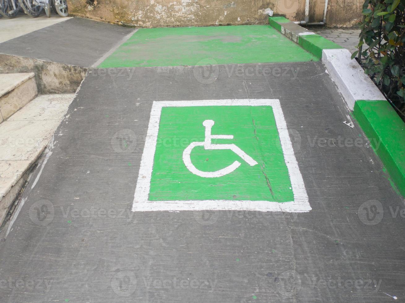 el símbolo de un carril especial para discapacitados en la carretera en el área de acceso a la entrada del hospital foto