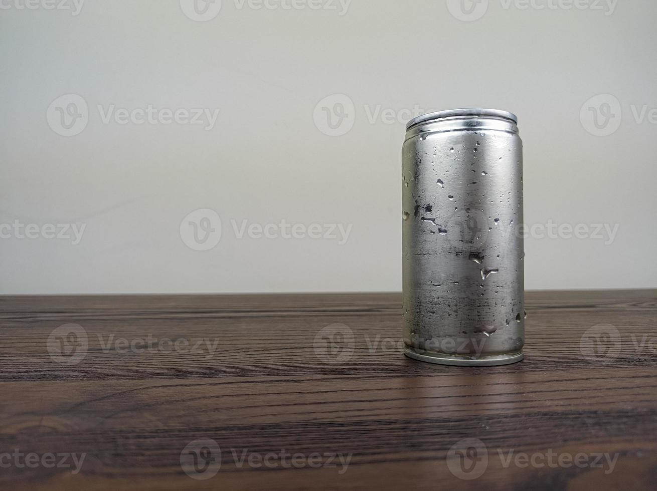 cerrar latas de bebidas energéticas frías en una mesa de madera foto