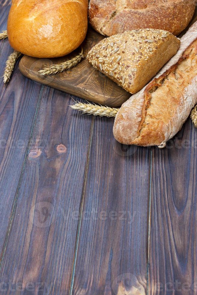 pan y trigo sobre fondo de madera. vista superior con espacio de copia foto