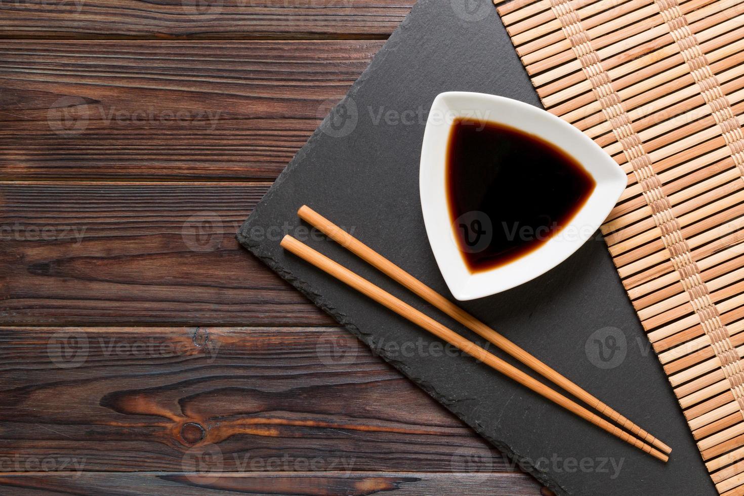 Palillos Japoneses Del Sushi En Fondo De Piedra De Madera Visión Superior W  Foto de archivo - Imagen de negro, travieso: 91050928