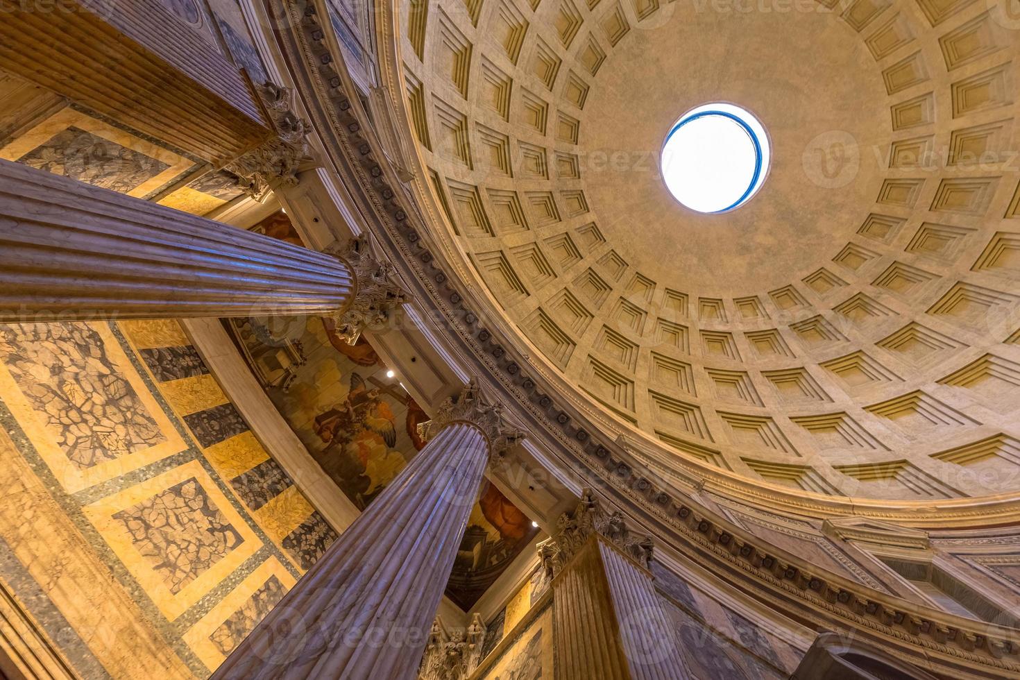 interior del templo del panteón en roma, italia foto