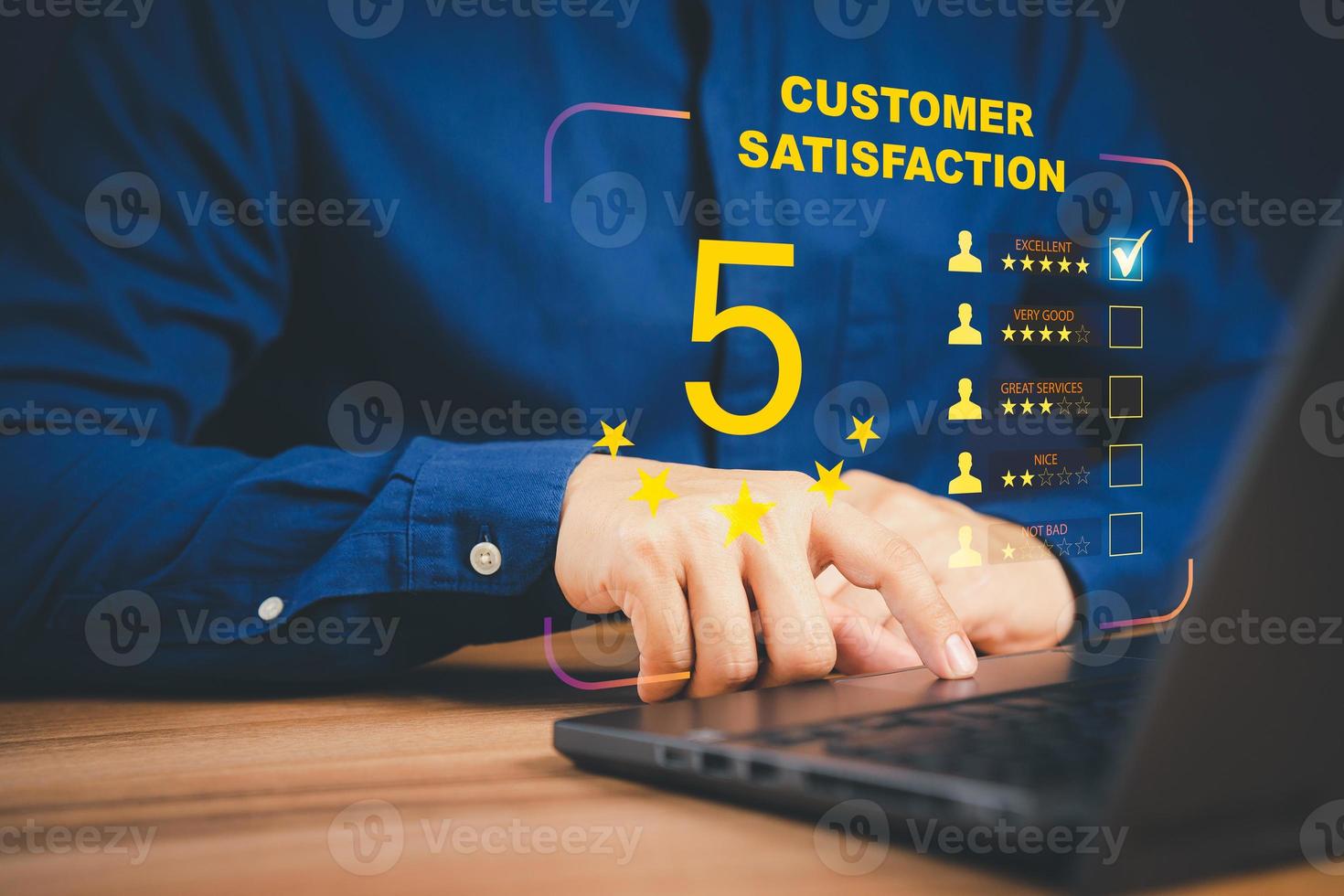 mano de hombre usando una computadora portátil con un ícono emergente de cinco estrellas para el servicio de satisfacción de revisión de comentarios, experiencia de servicio al cliente y encuesta de satisfacción comercial. foto