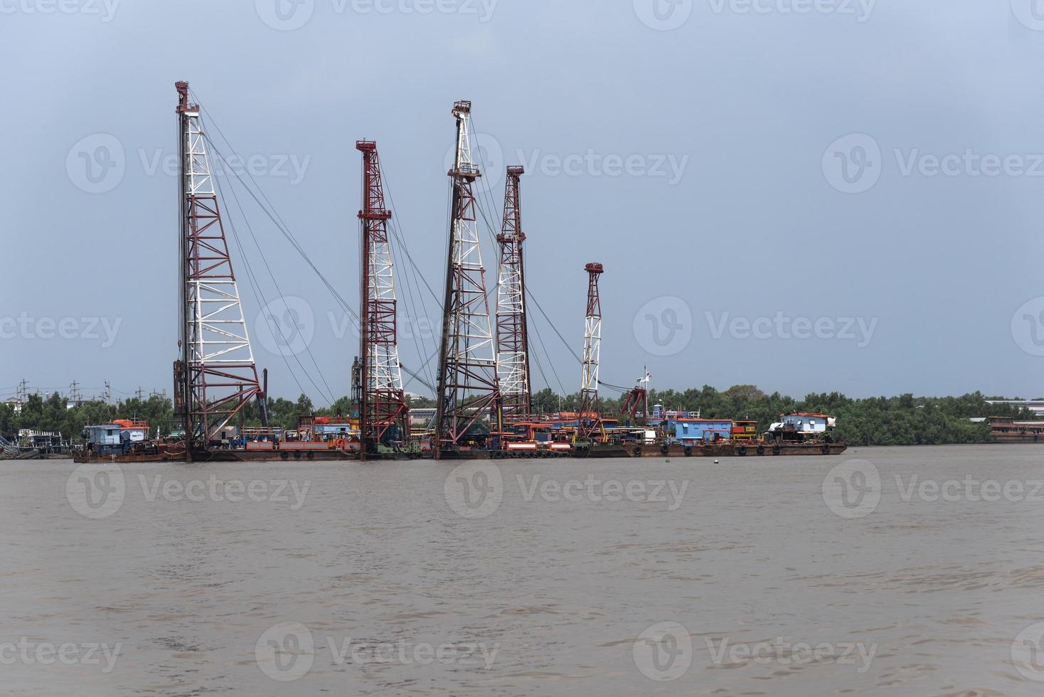 barco de transporte de construcción industrial barco en el océano. foto