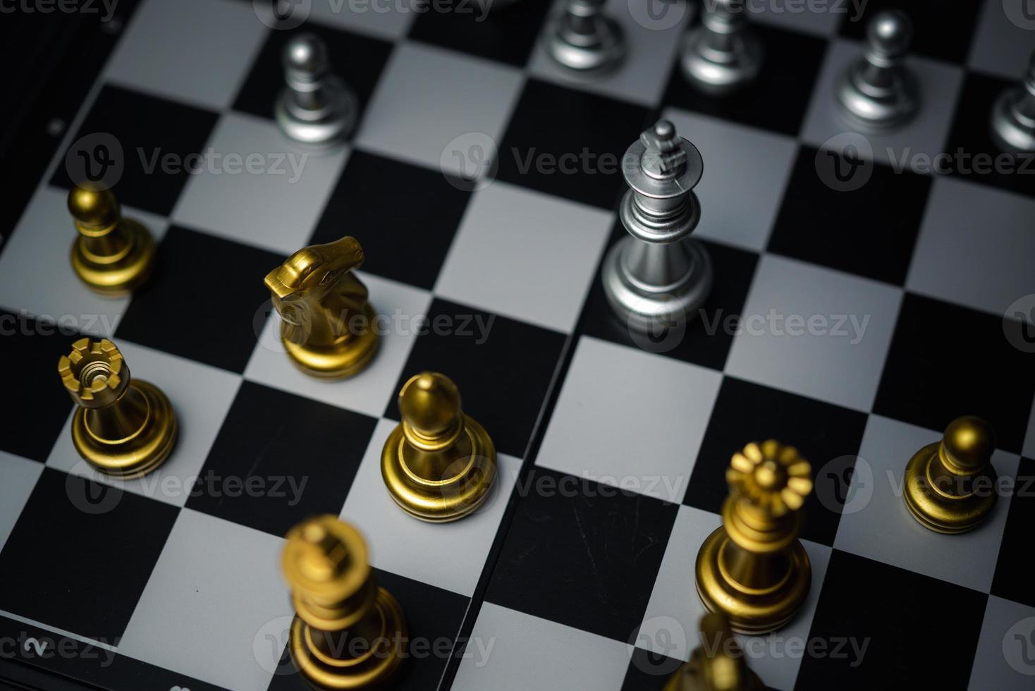 Vista superior del juego de ajedrez a bordo. Concepto de negocio de éxito de liderazgo de inteligencia de estrategia. foto
