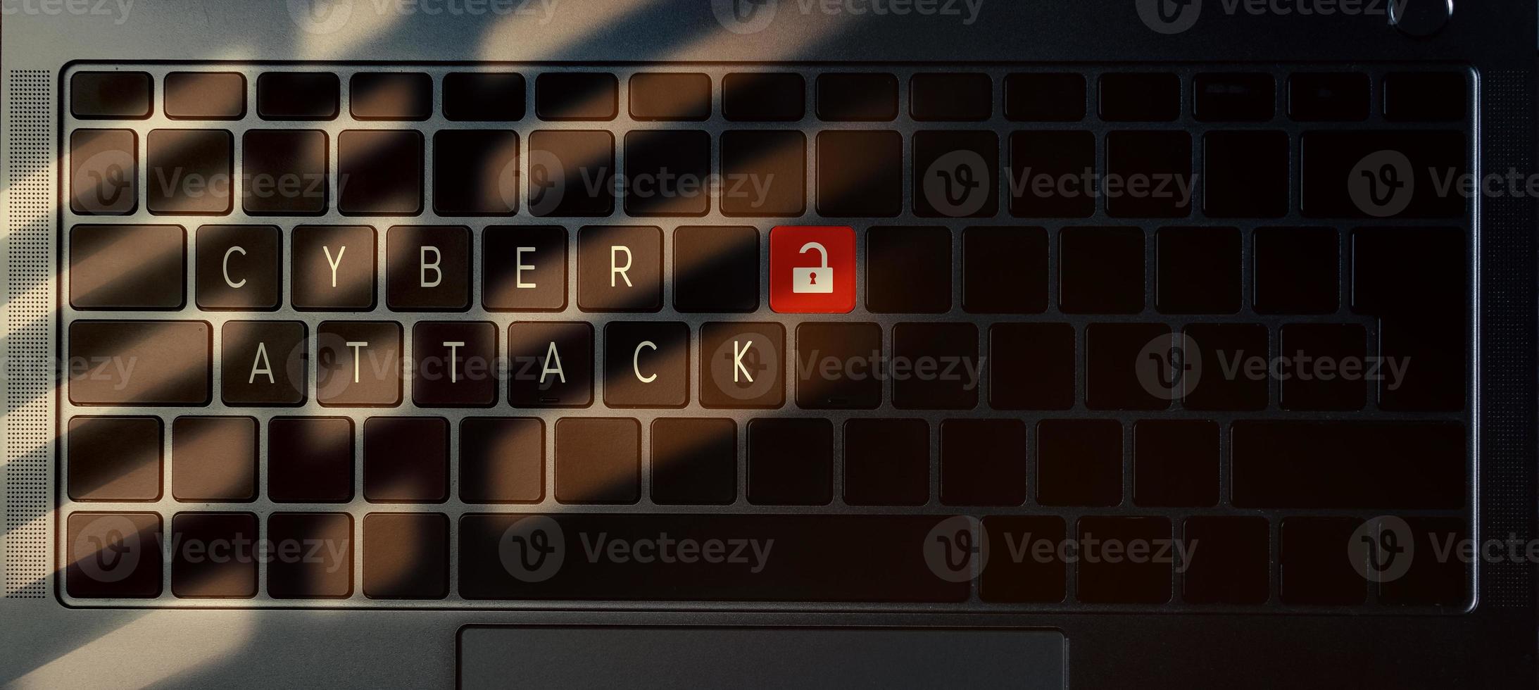 vista superior del banner del teclado del portátil con mensaje de ataque cibernético en los botones. tecnología empresarial de protección de datos de alerta de seguridad. foto