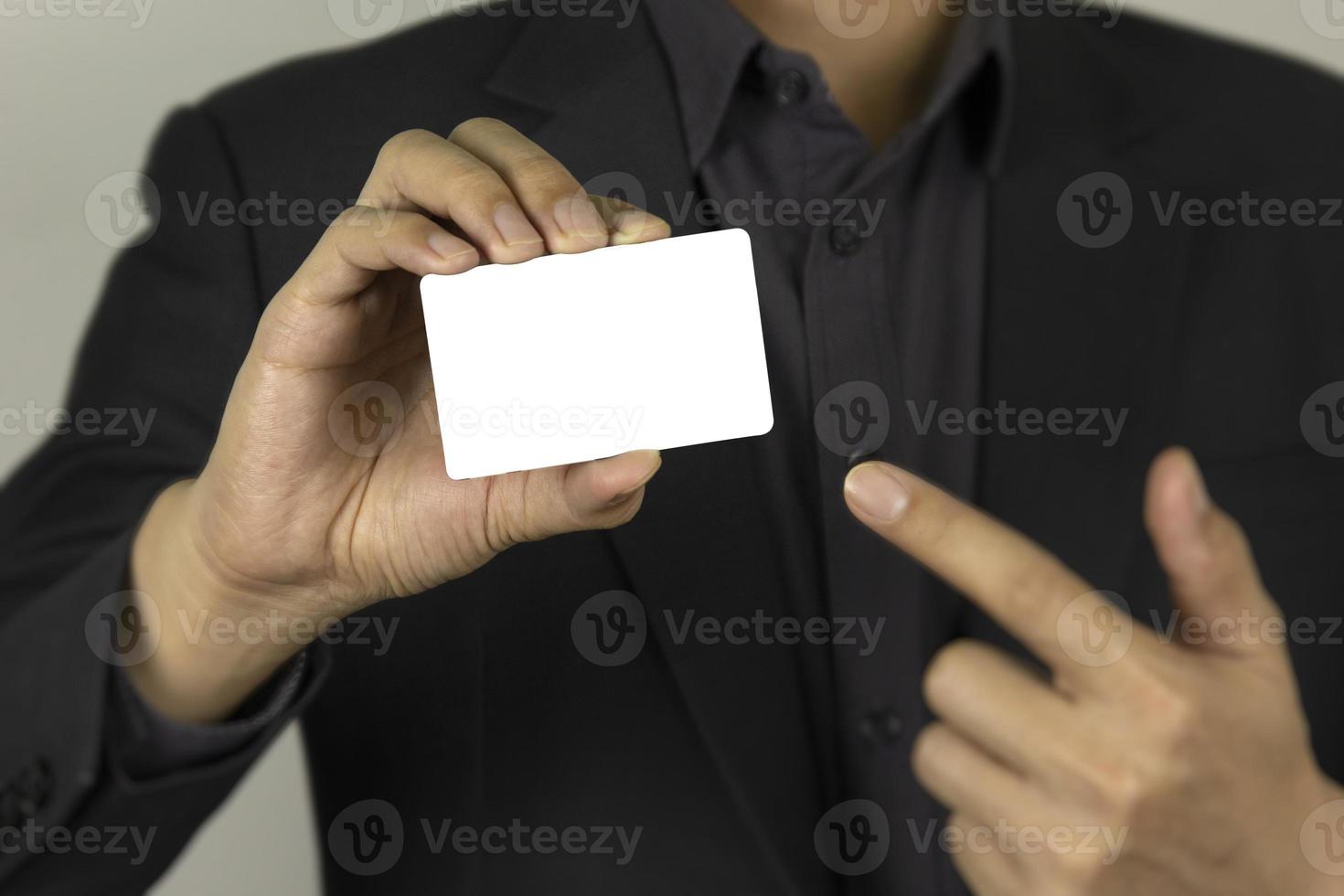un hombre de negocios con un diseño de tarjeta de identificación de maqueta blanca foto