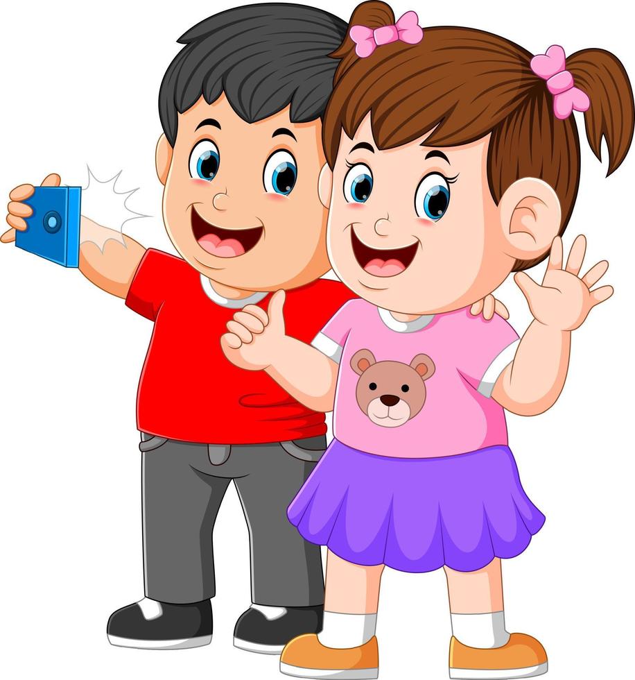 dos niños pequeños se están tomando una selfie perfecta con la cara feliz vector