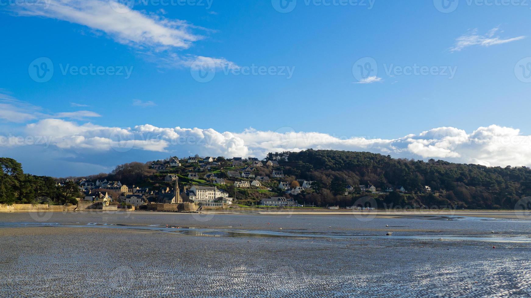 vista de la ciudad de saint michel en greve en bretaña foto