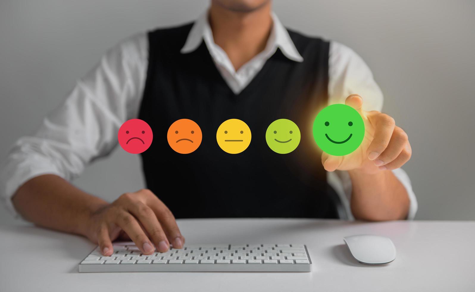 empresario presionando la calificación de emoticonos faciales en la pantalla táctil virtual para brindar experiencia de servicio. concepto de satisfacción y servicio al cliente. foto