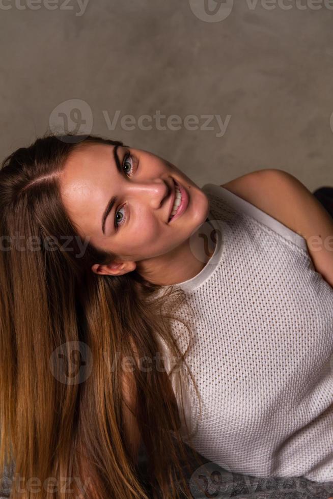 mujer de pelo largo sonriente mirando a la cámara foto