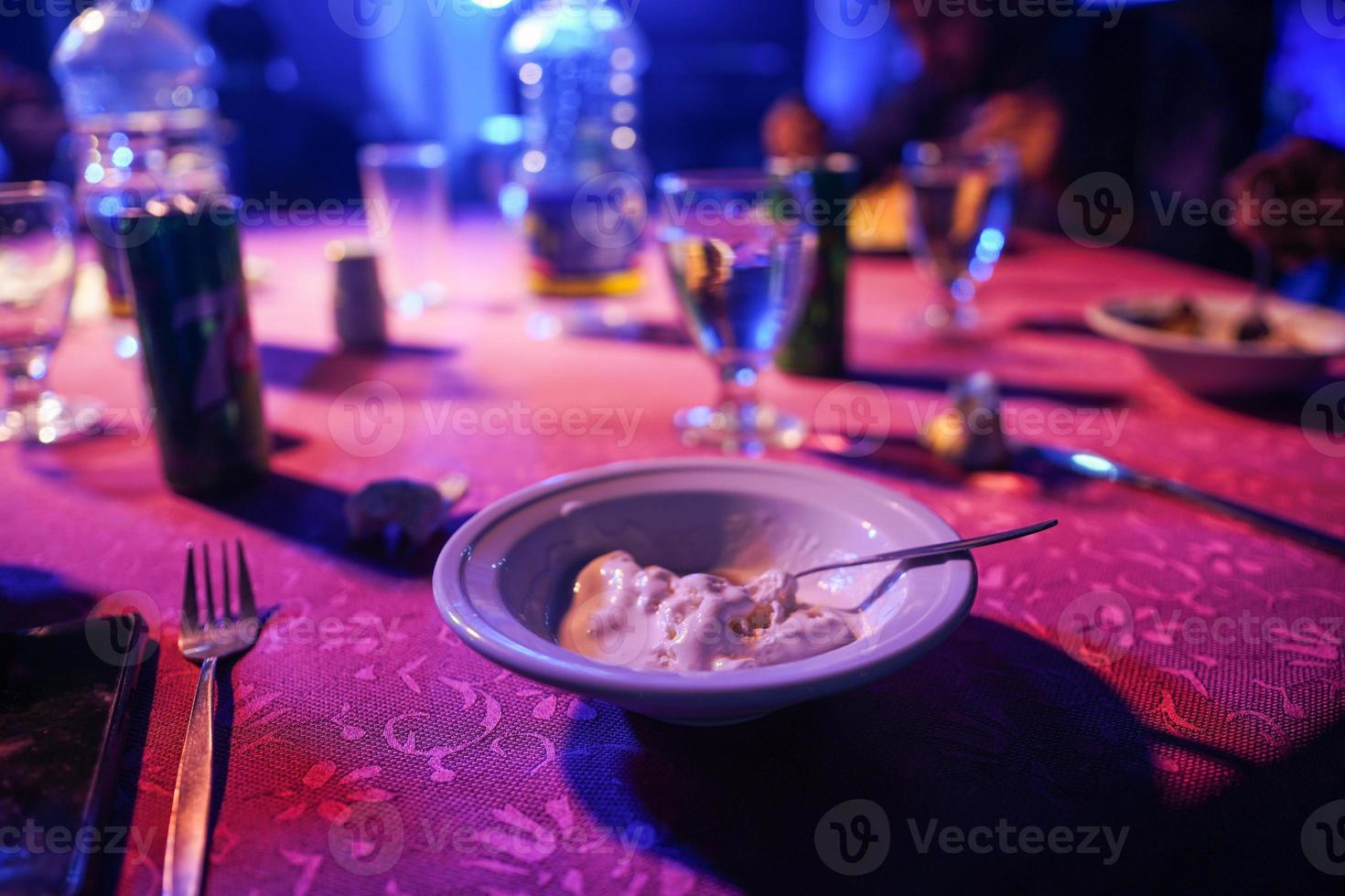 helado en un plato en una noche de buffet foto