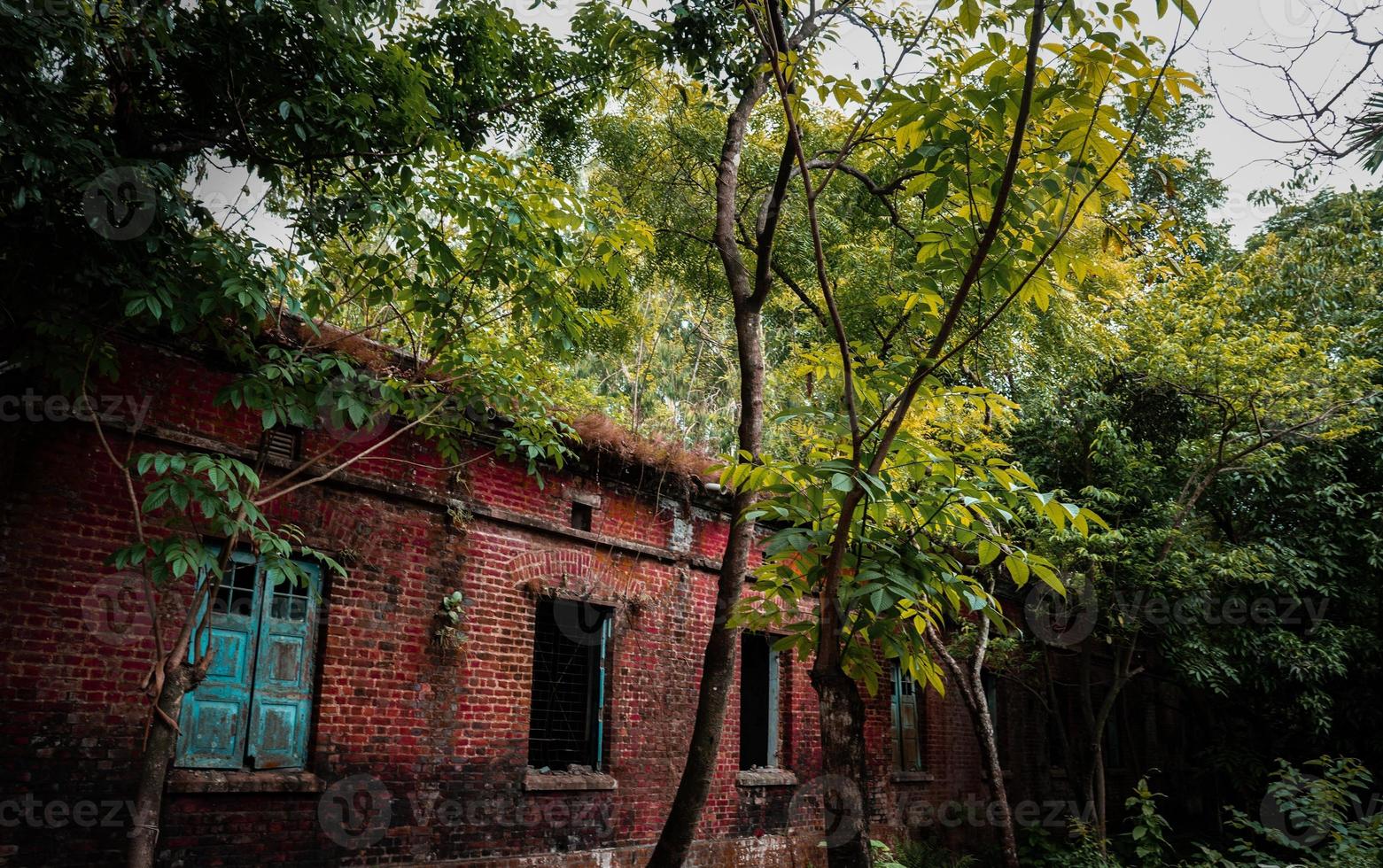 antiguo edificio de color rojo en la naturaleza recogiendo polvo foto