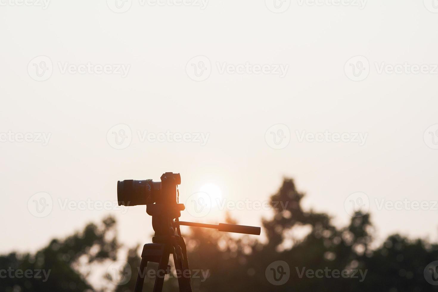 cámara en un trípode antes del atardecer foto