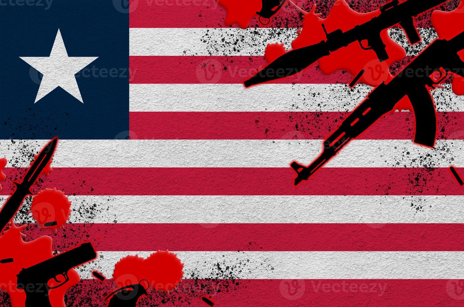 bandera de liberia y varias armas en sangre roja. concepto de ataque
