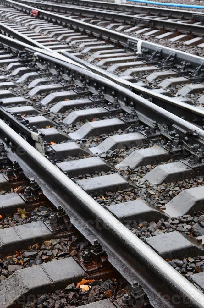 fragmento de foto de las vías del tren en el clima lluvioso