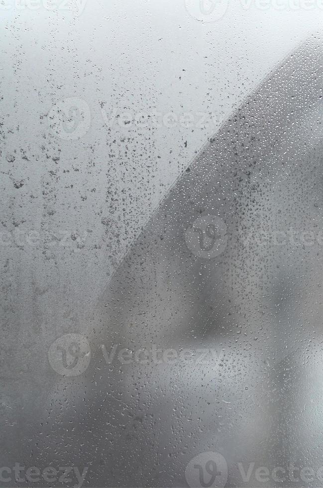 vidrio de ventana con condensado o vapor después de fuertes lluvias, textura o imagen de fondo foto