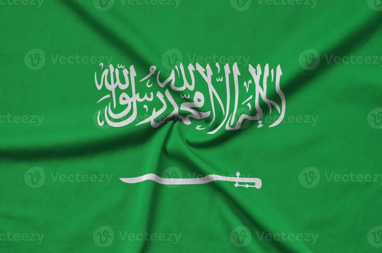 la bandera de arabia saudita está representada en una tela deportiva con muchos pliegues. bandera del equipo deportivo foto