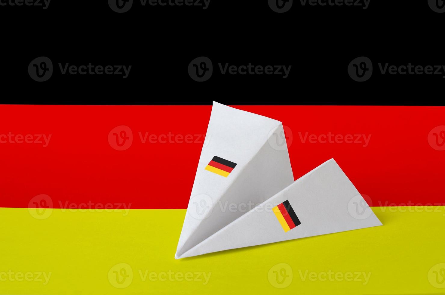 bandera de alemania representada en un avión de origami de papel. concepto de artes hechas a mano foto