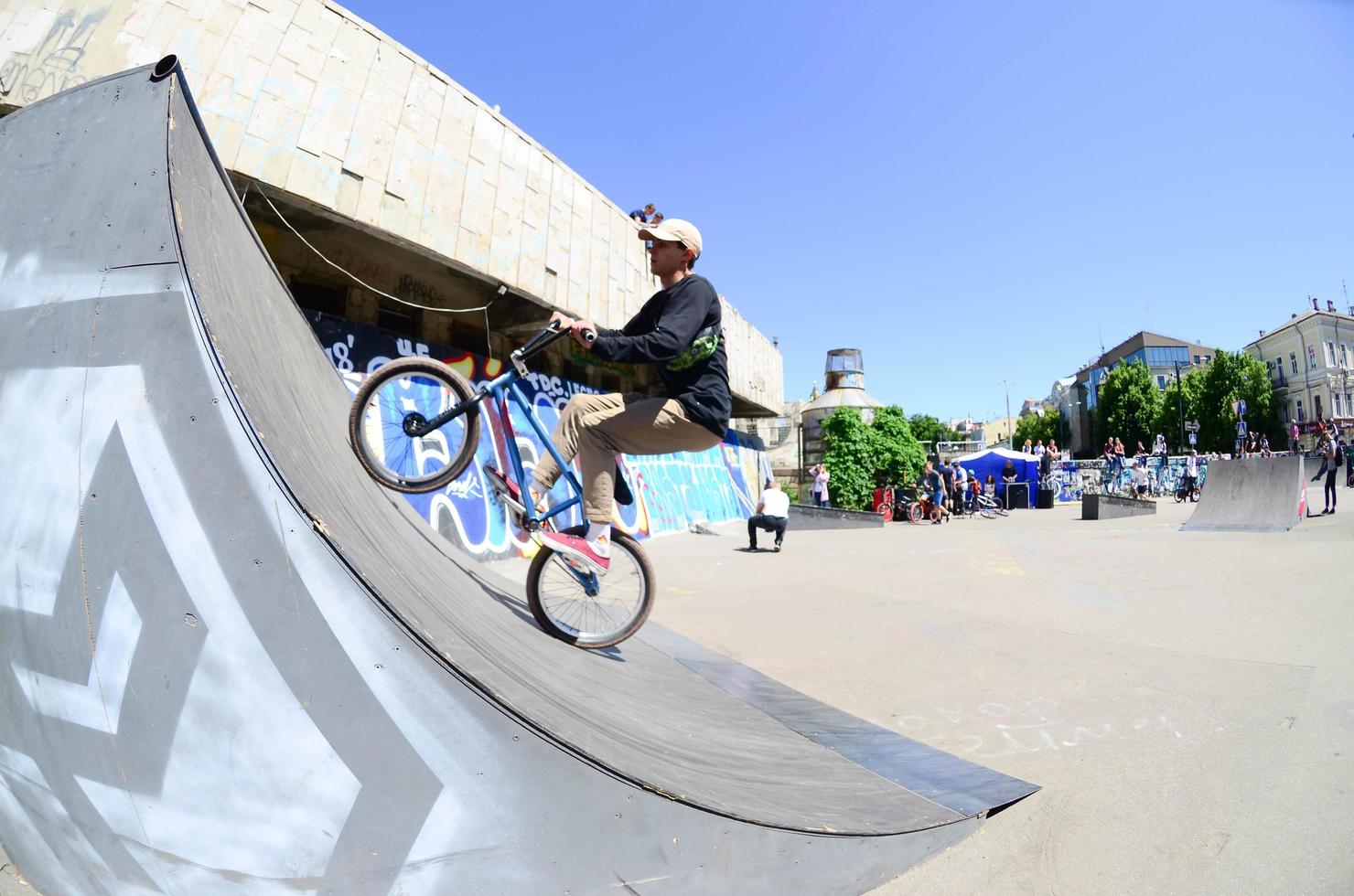 kharkiv, ucrania - 27 de mayo de 2018 ciclistas de bmx freestyle en un skatepark durante el festival anual de culturas callejeras foto