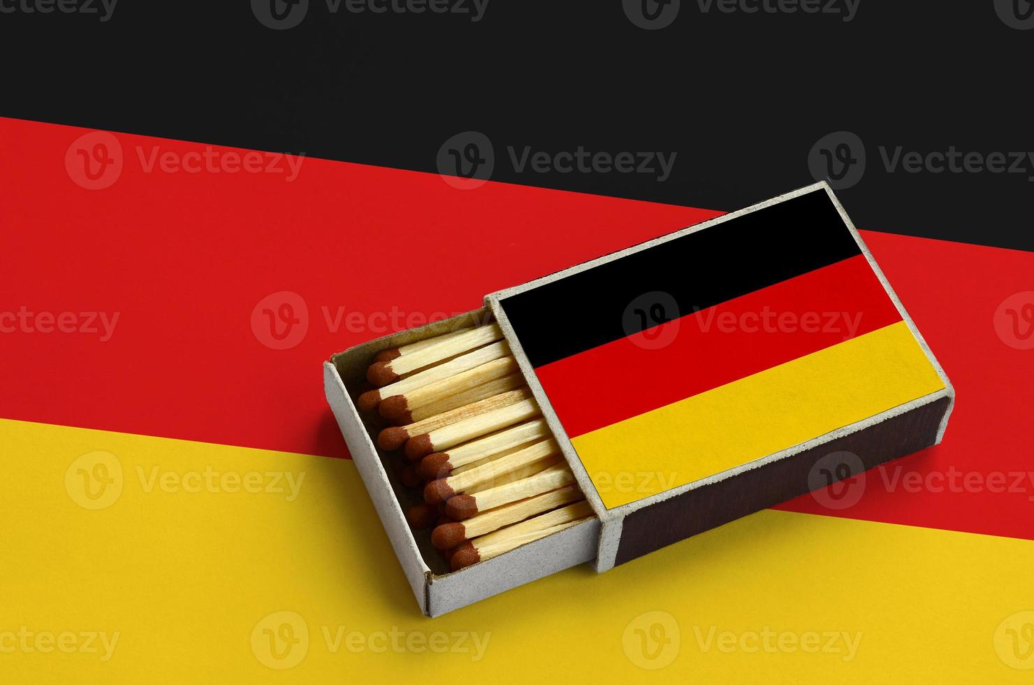 la bandera de alemania se muestra en una caja de fósforos abierta, que está llena de fósforos y se encuentra en una bandera grande foto