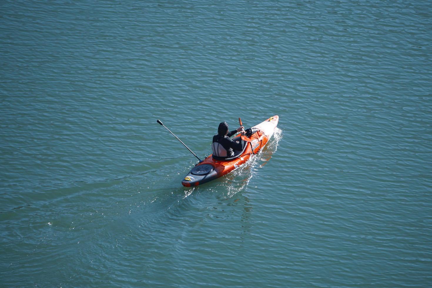 bilbao, vizcaya, españa, 2022 - atleta en canoa en el río nervion en la ciudad de bilbao, país vasco, españa foto