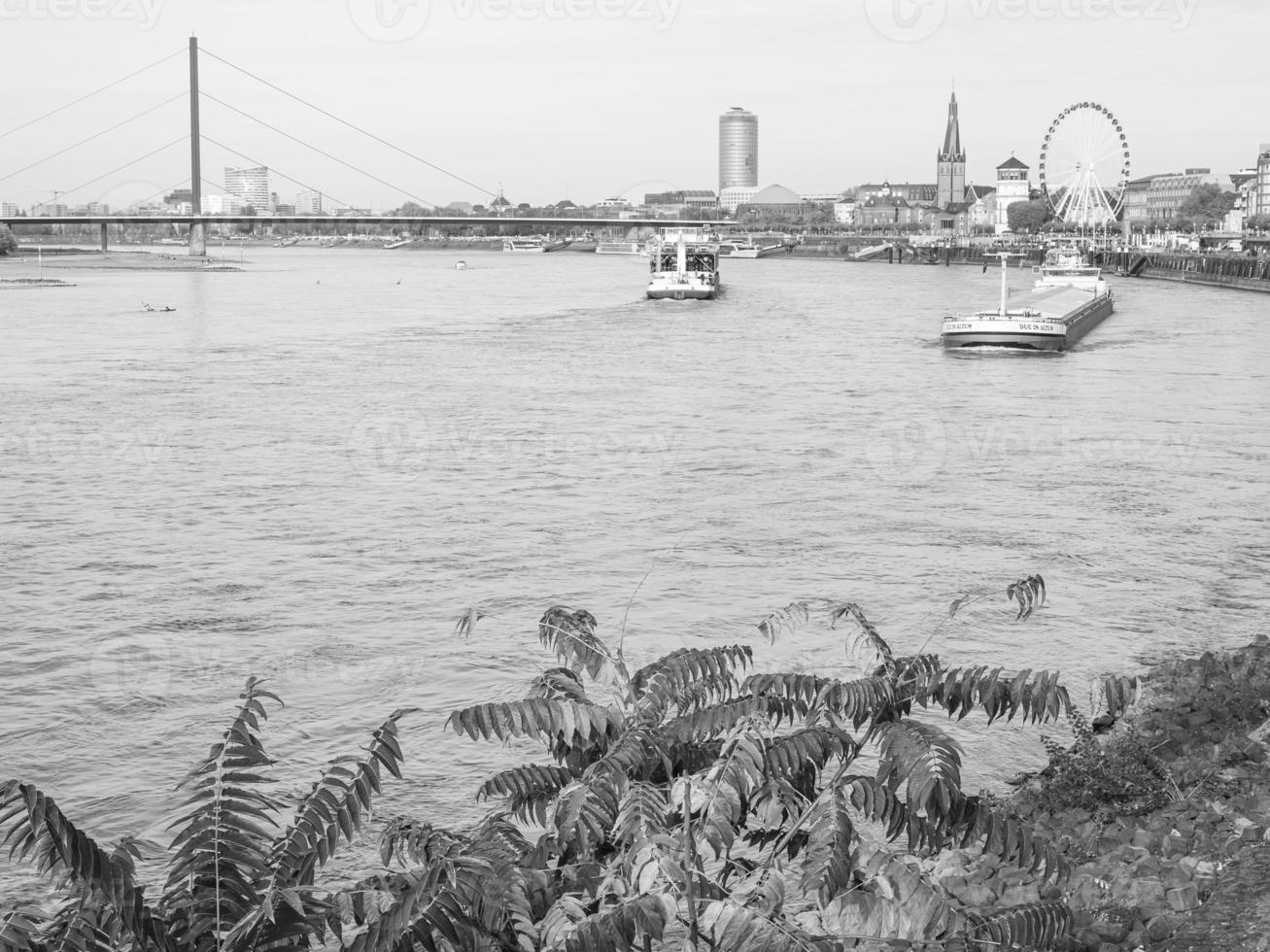 el río rin y la ciudad de dusseldorf foto