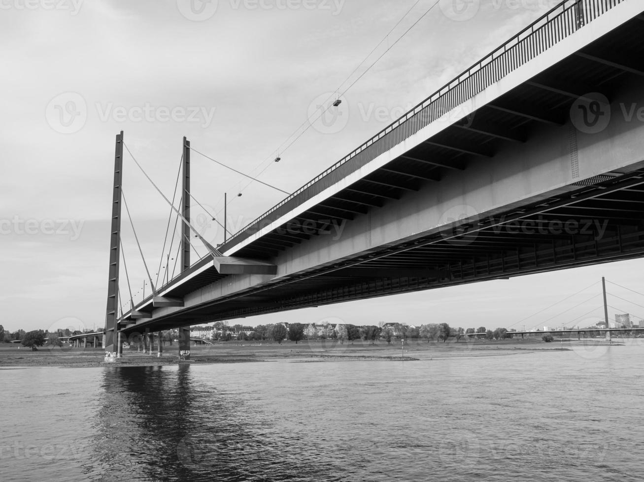 la ciudad de dusseldorf en el río rin foto