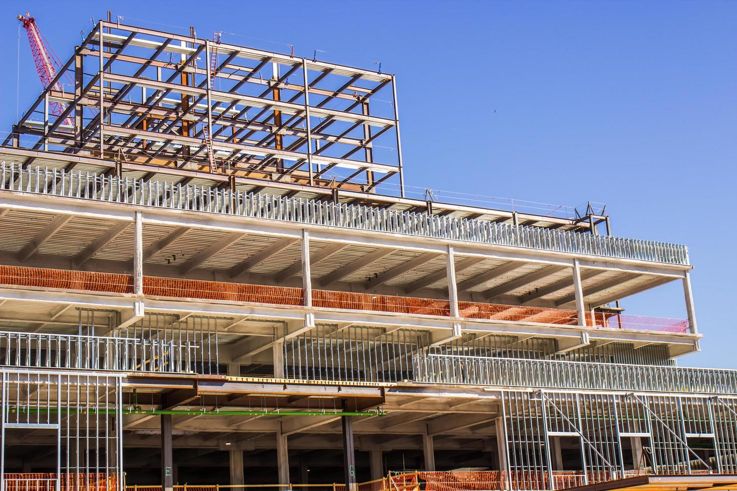 edificio comercial de varios pisos en construcción foto