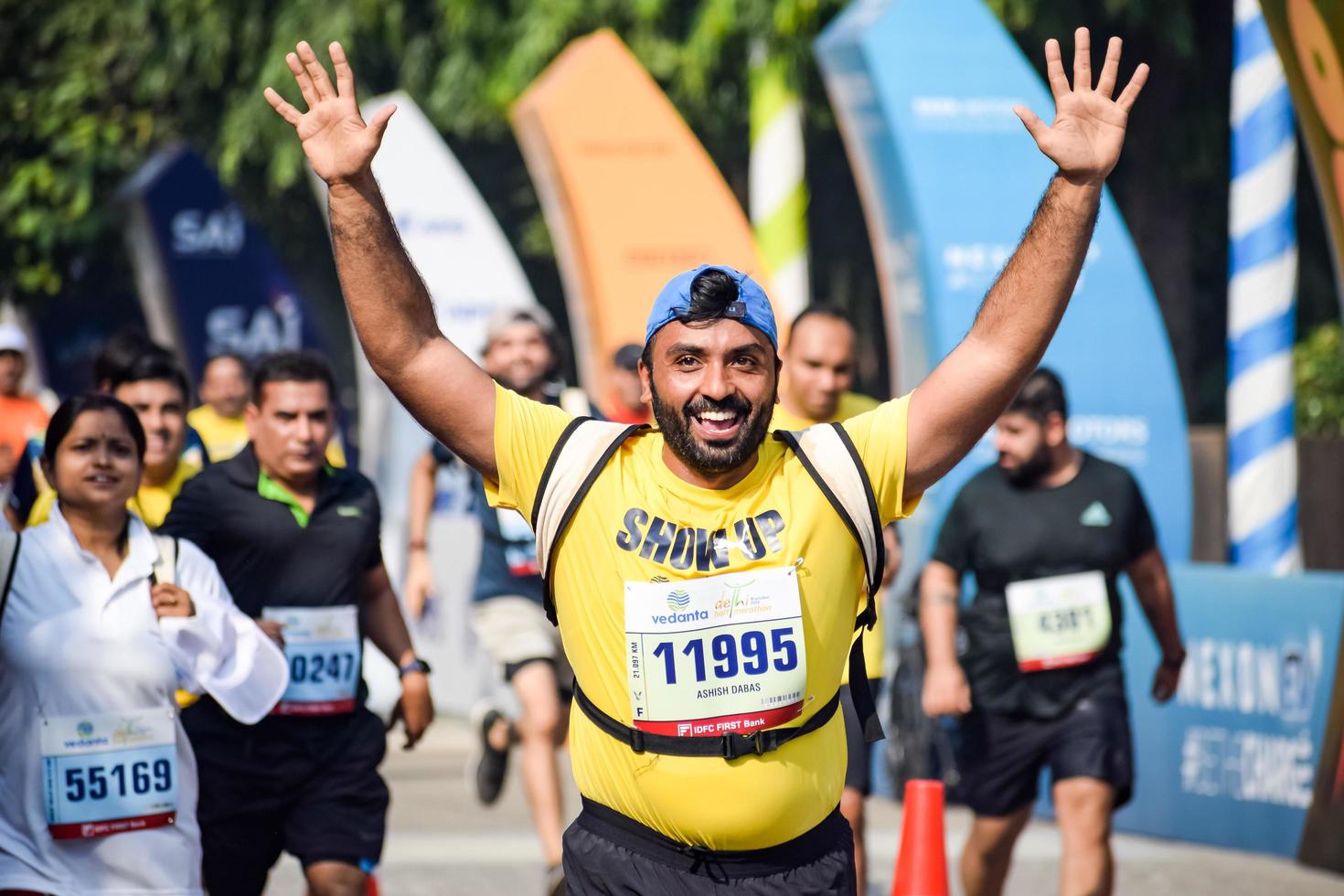 nueva delhi, india - 16 de octubre de 2022 - carrera de media maratón de vedanta delhi después de covid en la que los participantes del maratón están a punto de cruzar la línea de meta, media maratón de delhi 2022 foto