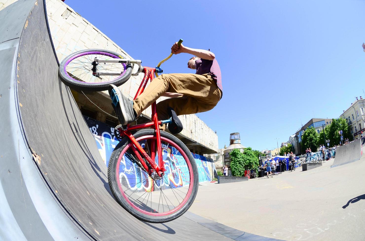 kharkiv, ucrania - 27 de mayo de 2018 ciclistas de bmx freestyle en un skatepark durante el festival anual de culturas callejeras foto