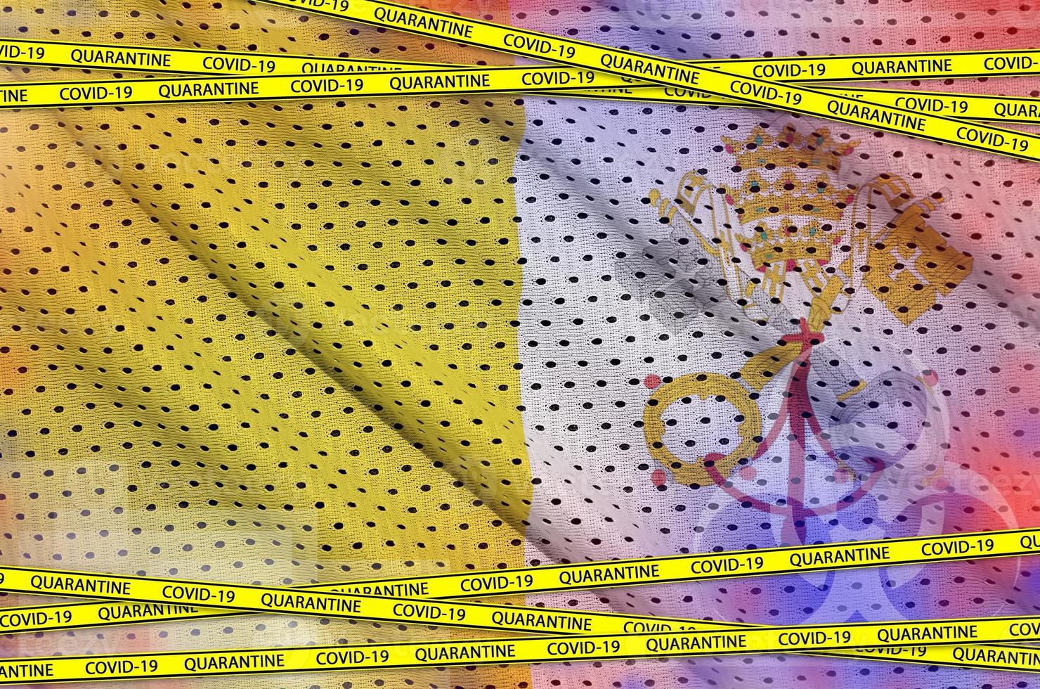 bandera del estado de la ciudad del vaticano y cinta amarilla de cuarentena covid-19. coronavirus o concepto de virus 2019-ncov foto