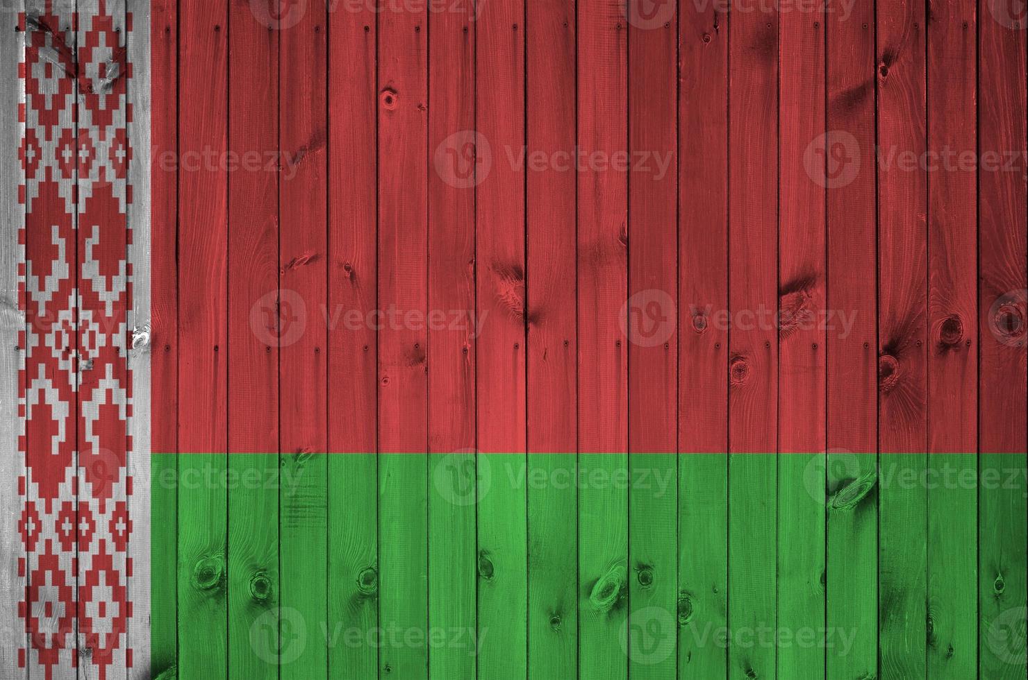 bandera de bielorrusia representada en colores de pintura brillante en una pared de madera vieja. banner texturizado sobre fondo áspero foto