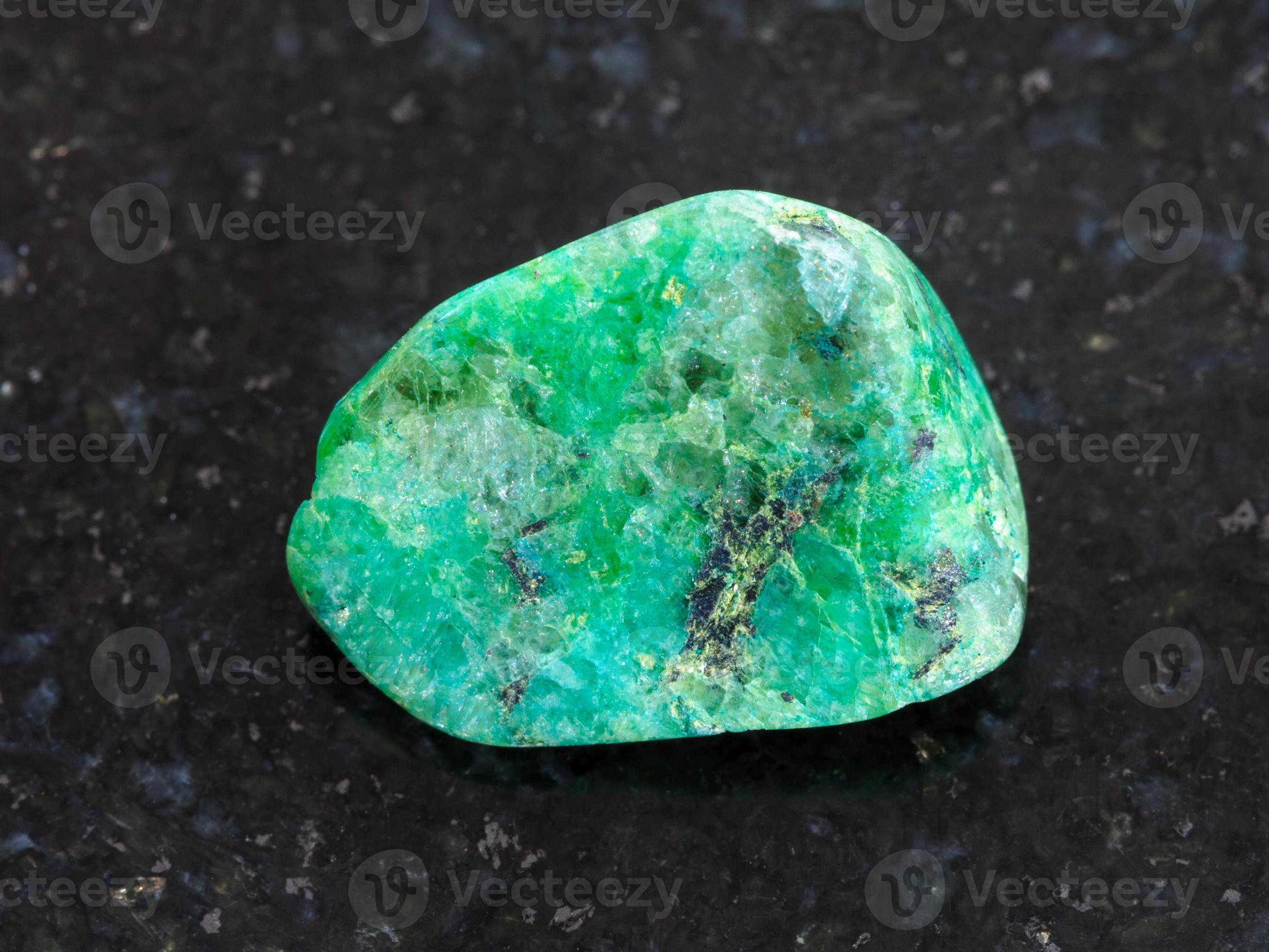 piedra preciosa de ágata verde caída sobre fondo oscuro 13824440 Foto de  stock en Vecteezy