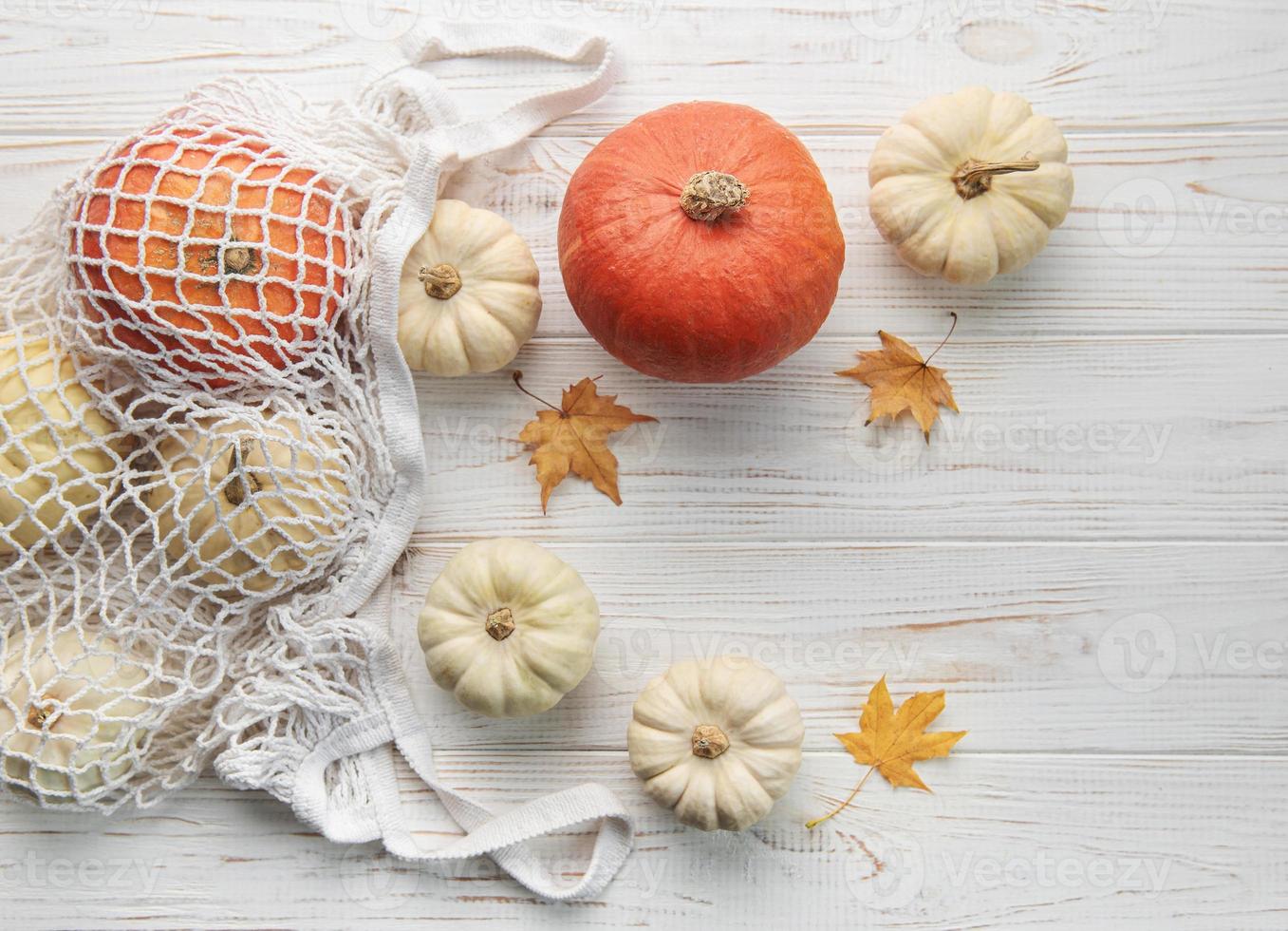 vista superior composición de otoño con calabazas en bolsa de compras de malla foto