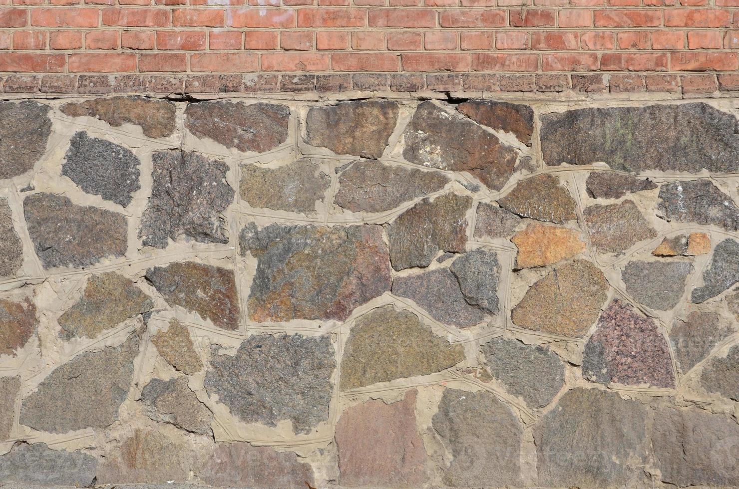 fondo de pared de piedra vieja desgastada y manchada foto