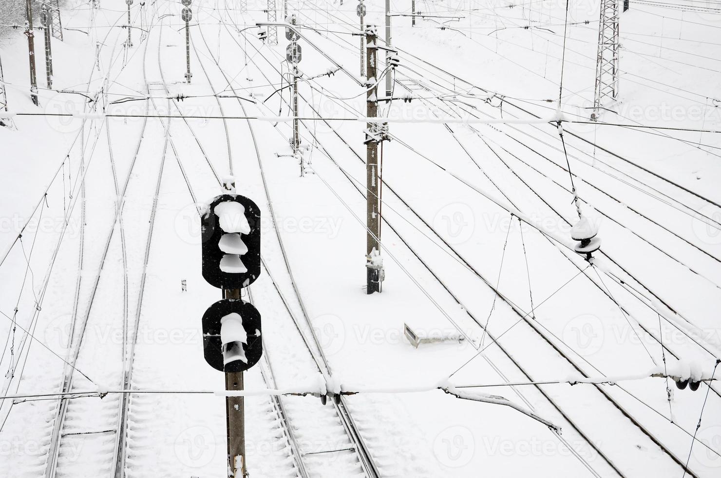 paisaje ferroviario de invierno, vías férreas en el país industrial cubierto de nieve foto