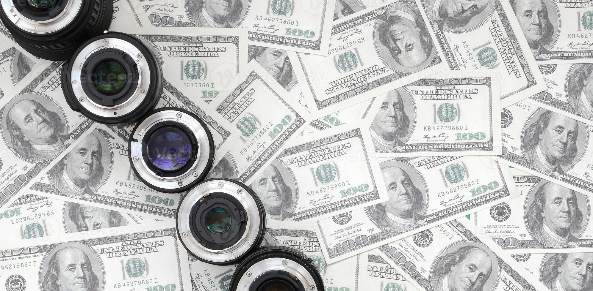 unas pocas lentes fotográficas se encuentran en el fondo de muchos billetes de dólar. espacio para texto foto